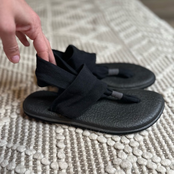 SANUK Yoga Sling Sandals - Black - Womens Size 8 - Amazing Condition - Picture 1 of 6